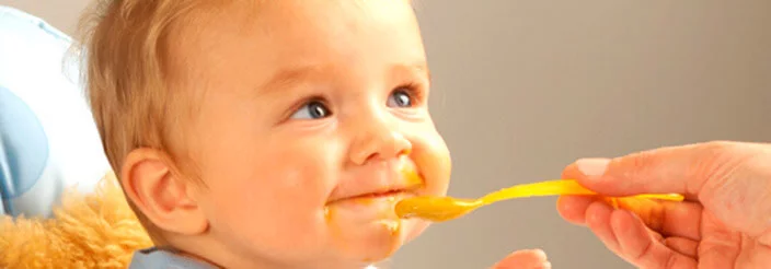 Bebé comiendo su primera papilla