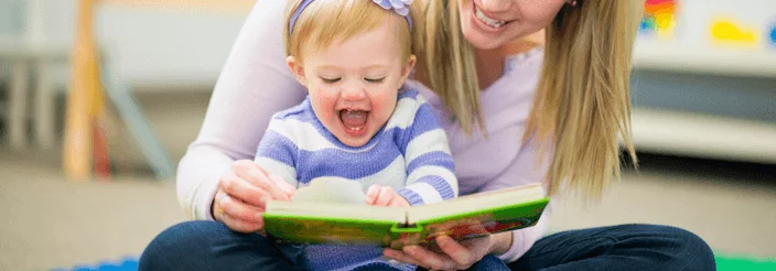 Madre e hijo leyendo un cuento