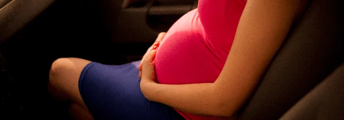 Mujer viajando en autobús