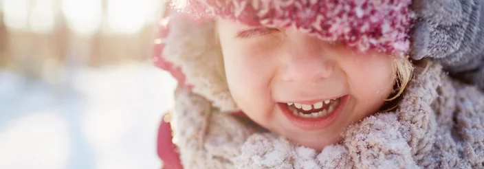 Niña pequeña abrigada durante el invierno al aire libre