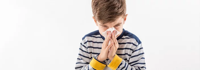 Niño presentando síntomas provocados por la sinusitis