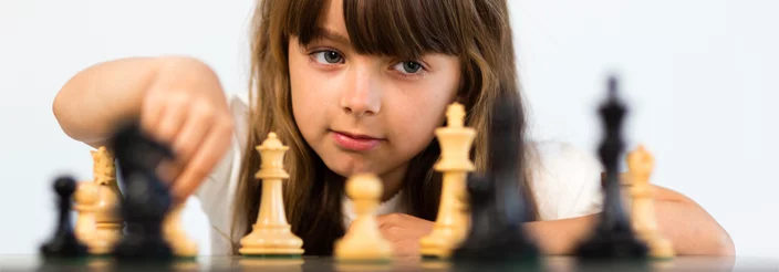 Niña jugando al ajedrez