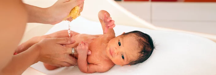 Cuidados de la piel del bebé en el baño