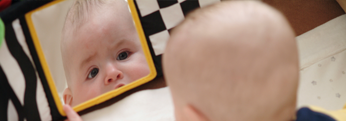 Qué piensa el bebé al verse en el espejo?