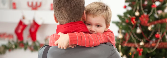 Padre e hijo abrazándose en Navidad