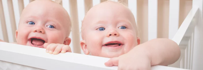 Bebés gemelos compartiendo cuna