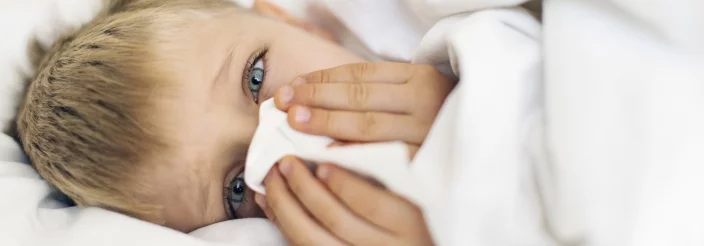 Niño con síntomas propios de la rinitis alérgica