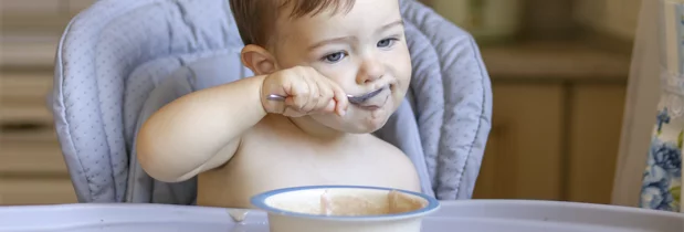 Bebé comiendo su primera papilla de cereales