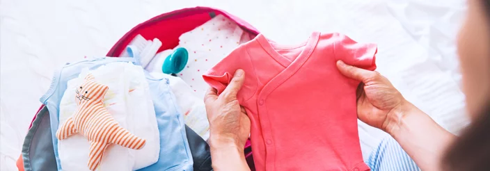 Mujer preparando maleta para su bebé