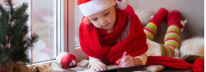 Niña escribiendo en Navidad