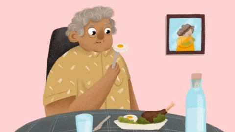 Hombre anciano comiendo un plato rico en proteínas