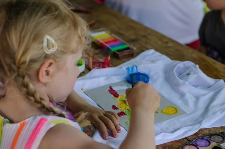 pintar camisetas con niños