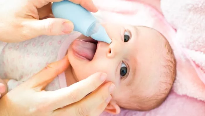 La limpieza nasal al bebé mejora la respiración y el bienestar.