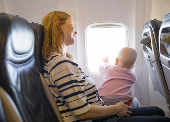 Recomendaciones Para Viajar En Avión Con Niños | Club Familias