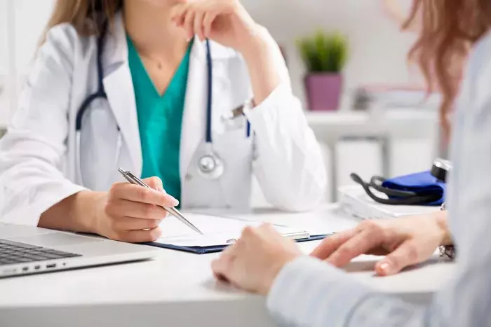 Mujer en la consulta con una doctora