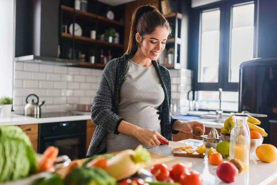 mujer evitando aquellos alimentos que no puede comer una embarazada en los primeros meses